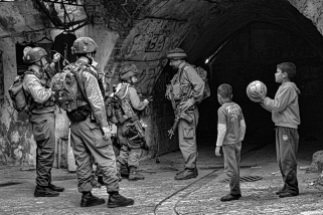 Enfants palestiniens stoppés par des soldats israéliens durant la visite hebdomadaire des colons dans la vieille ville; EAPPI, Mathieu, avril 2015