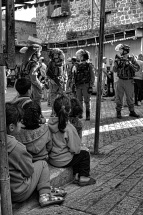 Enfants palestiniens observant la visite hebdomadaire des colons dans la vieille ville; EAPPI, Mathieu, avril 2015