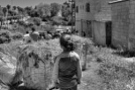 Enfant palestinienne observant internationaux, palestiniens, colons, polices et miliaires se disputer suite à l’interdiction de cultiver le champ de son grand-père après un décret militaire; EAPPI, Mathieu, mai 2015