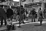 Enfants palestiniens sous le regard de soldats israéliens lors de la visite hebdomadaire des colons dans la vieille ville; EAPPI, Mathieu, avril 2015