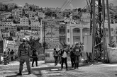 Enfants palestiniens sortant de l’école sous l’œil d’un soldat israélien; EAPPI, Mathieu, avril 2015
