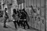 Jeunes filles palestiniennes priées de rester sur le trottoir suite à une attaque de colons israéliens près d’une école; EAPPI, Mathieu, mars 2015